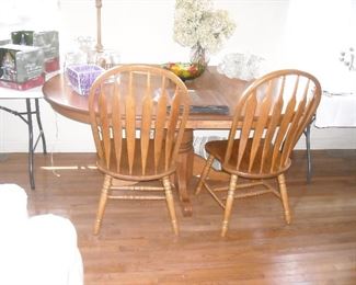 Very nice table with 2 leaves and 6 chairs