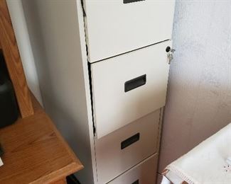 Locking file cabinet