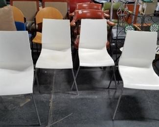 (4) Maxdesign Ricciolina designed by Maran Made in Italy retro white plastic formed Knoll style chrome frame stack chairs 
