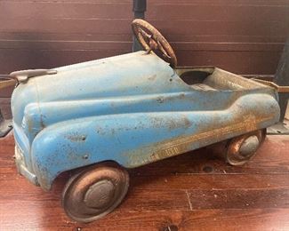 Vintage 1950’s Murray Champion ‘Dip Side’ pedal car.  (Photo by BC)
