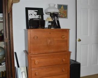 Vintage Maple Chest, Lamp, Art, Ralph Wade Photo Famous Singer Auctioneer