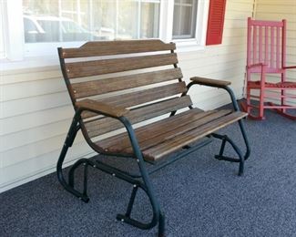 Comfortable outdoor settee glider