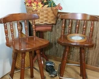 Matching bar chairs and small pedestal stand