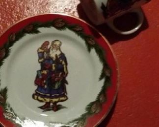 Santa dessert dishes and mugs, set of 4.