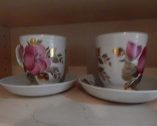 Pretty matching cup/saucers