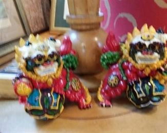 tbs Chinese temple lions statuettes