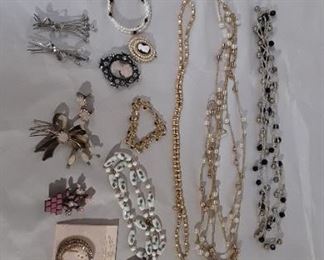 Costume Jewelry
Lot #: 78