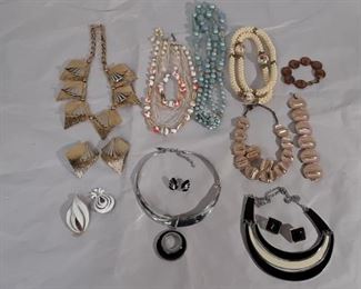 Costume Jewelry
Lot #: 97