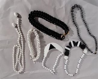 Costume Jewelry
Lot #: 105