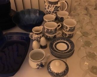 Blue Willow - cups/sauces, tea pot, creamer/sugar
