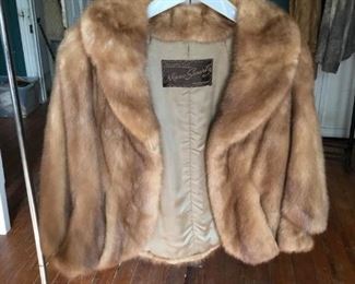 Classic Mano Swartz Vintage Fur Capelet https://ctbids.com/#!/description/share/276497
