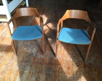 Pair of MCM Chairs: Jasper Chair Co https://ctbids.com/#!/description/share/276390