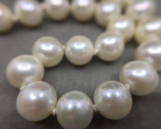 Cultured Pearl Bracelet https://ctbids.com/#!/description/share/274679