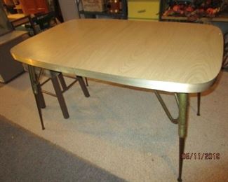 FORMICA TABLE