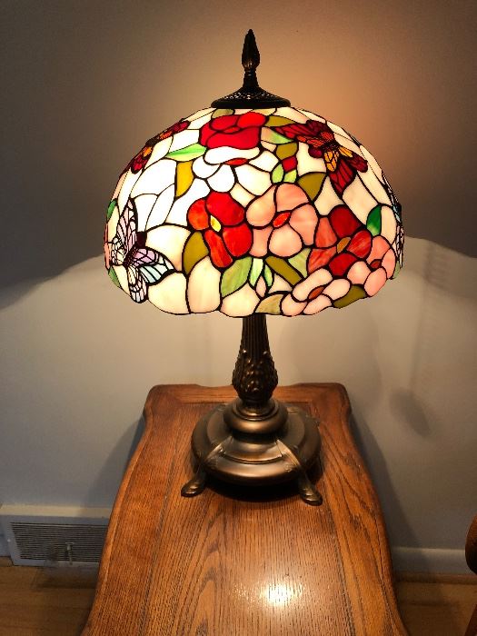 BEAUTIFUL TIFFANY STYLE LAMP