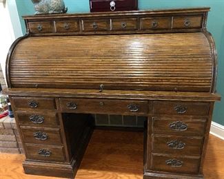 Antique roll top desk with key 