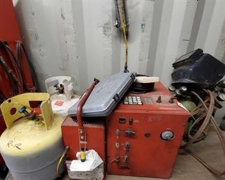 4026: 2 Electronic Refrigerant Systems, Scale and 2 Tanks
Measures approx 12"x20" to 19"x14''x20"
