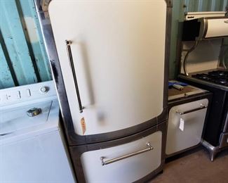 3004: Heartland Appliances Refrigerator and Freezer
Measures approx 30"x36"x69" Model number- 3115-00R0200