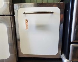 3006:Heartland Appliances Dishwasher
Measures approx 25"x24"x33" Model number- HDWF-IN05
