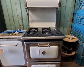 3008:Heartland Appliances Stove and Oven