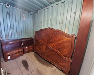 3500:
Broyhill King Size Bed Set
Includes headboard and bed side dressers