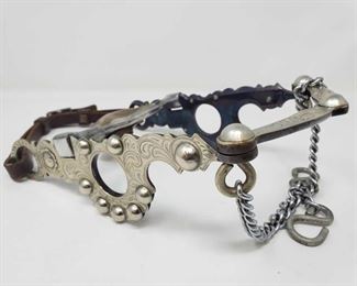 1007: Sterling Silver Overlay Show Bit, 900g
Horse Bit Total weight approx 900g Shank measures approx 8"