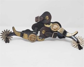 1012: Sterling Silver Idaho Centennial Spurs, 600g
Idaho Centennial Spurs Total weight approx 600g Shank measures approx 2"