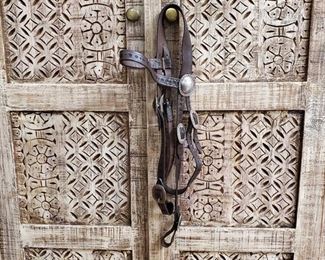1016: Rawhide Head Stall with Sterling Silver Conchos
Rawhide Head Stall with Sterling Silver Conchos, 400g