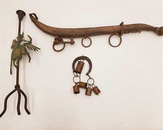 1094: Rustic Home Decor
Includes horshoe windchime, wall mount and candle stick