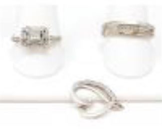 1275:2 Diamond Sterling Silver Rings and Pendant, 8.1g
Weighs approx 8.1g Sizes approx from 11 to 12