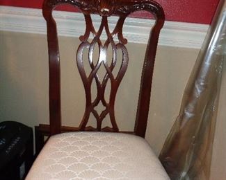 one of 8 chairs that go w/dining room table
