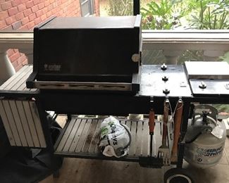 Weber with side burner. Needs a good cleaning, no rust