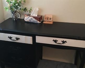 Black / White Desk