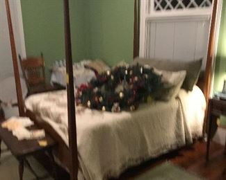 Double 4 Poster Bed/Large Lighted Christmas Wreath