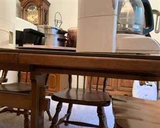 #21 ethan allen signature service trussel table w/ 8 chairs (NOTE 4 of each style) and 2 leaves 55-90x38x28 $500.00