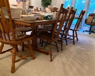 #21 ethan allen signature service trussel table w/ 8 chairs (NOTE 4 of each style) and 2 leaves 55-90x38x28 $500.00