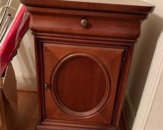 #30 Lexington end table 1 drawer and 1 door 18x14x28 $75