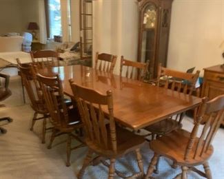 #21 ethan allen signature service trussel table w/ 8 chairs (NOTE 4 of each style) and 2 leaves 55-90x38x28 $500.00