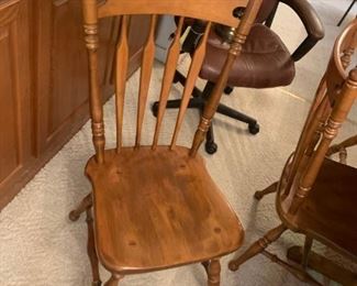 #21 ethan allen signature service trussel table w/ 8 chairs (NOTE 4 of each style) and 2 leaves 55-90x38x28 $500.00