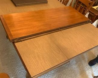 #21 ethan allen signature service trussel table w/ 8 chairs (NOTE 4 of each style) and 2 leaves 55-90x38x28 $500.00