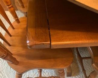 #21 ethan allen signature service trussel table w/ 8 chairs (NOTE 4 of each style) and 2 leaves 55-90x38x28 $500.00