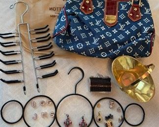 Accessories https://ctbids.com/#!/description/share/275915