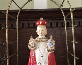Beautiful Infant  Jesus of Prague Figurine In Arch