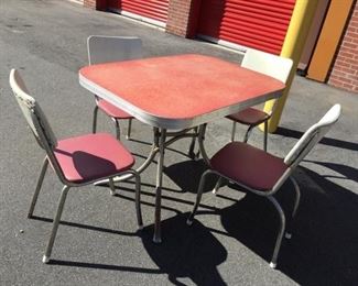 Retro Dinette Set https://ctbids.com/#!/description/share/275175