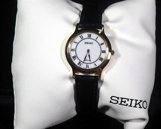 Seiko Ladie's V115 Analog Quartz Solar Watch, With Leather Band, With Manual in Box