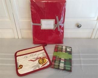 Williams-Sonoma Hemstitched Tablecloth & More https://ctbids.com/#!/description/share/276214