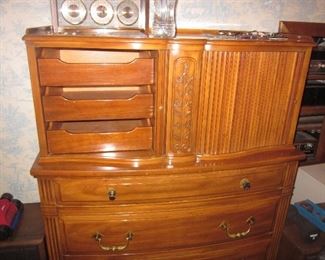 Mid-Century Modern John Widdicomb Dresser