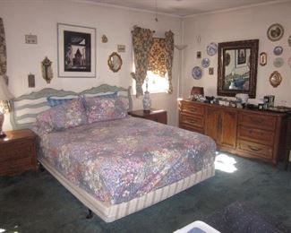 Mid-Century Modern John Widdicomb Bedroom Suite
Mid-Century Modern Vanleigh Furniture Bedroom Suite