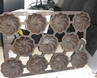 Griswold Turks Cap muffin pan model 20 pattern 953