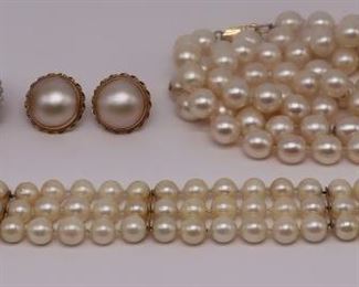 JEWELRY Assorted Grouping of Pearl Jewelry